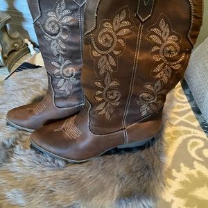 Beautiful Ram-Vinnmo boots New without tags.